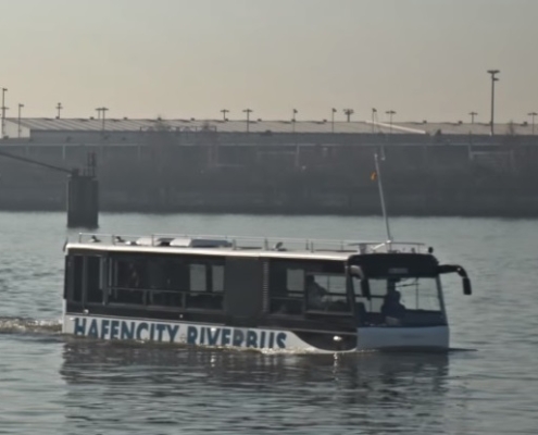 Schwimmender Bus im Hamburger Hafen