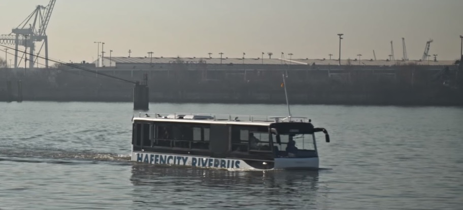 Schwimmender Bus im Hamburger Hafen